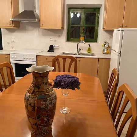 Petra Maisonettes Kariá